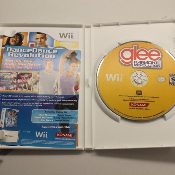 Karaoke Revolution: Glee (Nintendo Wii, 2010) Complete In Box CIB w/ Manual - Picture 3 of 4